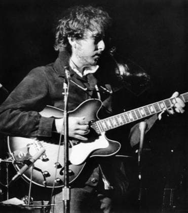 BOB DYLAN (1941- ). Original name: Robert Zimmerman. American musician. In concert at Chicago Stadium, January 3, 1974.  Copyright: xGRANGERx xGRANGERx 0066159