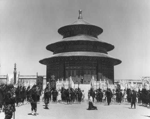 FILM: 55 DAYS AT PEKING, 1963. Directed by Nicholas Ray. Colonel of the Imperial Army about to be beheaded during the Boxer Rebellion.  Copyright: xGRANGERx xGRANGERx 0066851