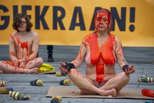 Bilder des Jahres 2024, News 03 März News Themen der Woche KW12 March 21, 2024, Lisse, Netherlands: (EDITORS NOTE: Image contains nudity).Female Extinction Rebellion activist, naked and covered in fake blood, protest outside the largest flower garden in The Netherlands and warn the interring public of the poison used to grow the flowers they are about to see. Extinction Rebellion protested naked against the use of poisons in flower bulb cultivation during the opening of the Keukenhof 75th anniversary. Lisse Netherlands - ZUMAs197 20240321_aaa_s197_257 Copyright: xCharlesxMxVellax