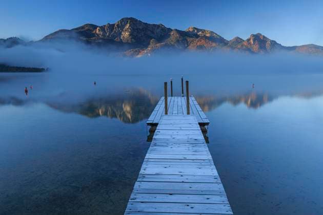 IMAGO Creative, Jahreszeit Herbst auf dem Land Morgenstimmung an Bergsee vor Bergen, Steg, Herbst, Reif, Nebel, Spiegelung, Kochelsee, Blick auf Herzogstand und Heimgarten, Alpenvorland, Bayern, Deutschland, Europa *** Morgenstimmung to Mountain lake before Bergen, Bridge, Fall, Ripe, Fog, Reflection, Kochelsee, View at Herzogstand and Home garden, Alpine foothills, Bavaria, Germany, Europe Copyright: imageBROKER MartinaxMelzer ibxmmm10375705.jpg