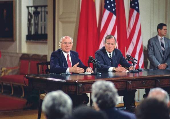 Bush Meets Gorbachev United States President George H.W. Bush, right, and President Mikhail Gorbachev of the Union of Soviet Socialist Republics, left, hold a joint press conference at the conclusion of their summit in the East Room of the White House in Washington, DC on Sunday, June 3, 1990. Credit: Ron Sachs CNP Washington District of Columbia United States of America EDITORIAL USE ONLY Copyright: xx RonxSachsx cnpphotos126210