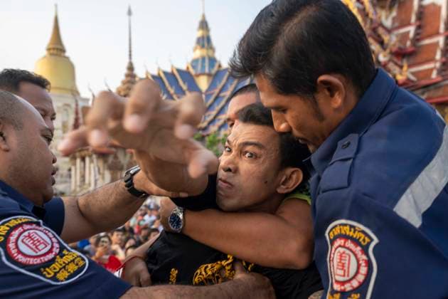Bilder des Jahres 2024, News 03 März News Themen der Woche KW12 March 23, 2024, Nakhon Pathom, Thailand: Devotees who have had sacred sak yant tattoos fall into a state of possession and violenty toward the temple during the annual Wai Kru ceremony at Wat Bang Phra in Nakhon Pathom, Thailand.Wat Bang Phra temple, 40 km away from the Thai capital Bangkok, hosts the Wai Gru ceremony once a year. The temples name translate as Monastery of the Riverbank Buddha Image. Sak Yant tattoos are highly stylized tattoos of Buddhist prayers and religious symbols, thought to bring special protection and other benefits to the faithful who have them put upon their bodies. Many attendees fall into a state of spirit possession on the the temple grounds after having tattoos made. The Sak Yant tattoos are made by hand with - ZUMAt128 20240323_zap_t128_003 Copyright: xAdryelxTalamantesx