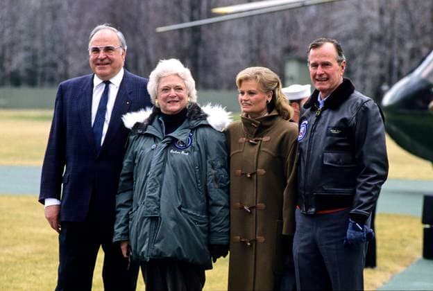 Bush Welcomes Kohl United States President George H.W. Bush, right, and first lady Barbara Bush, left center, welcome Chancellor Helmut Kohl of West Germany, left, and his wife, Hannelore, right center, to Camp David, the presidential retreat near Thurmont, Maryland on February 24, 1990. Credit: Ron Sachs CNP Thurmont Maryland United States of America EDITORIAL USE ONLY Copyright: xx RonxSachsx cnpphotos130149