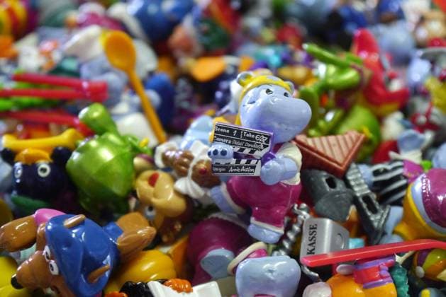 Feature Symbol: Überraschungseier-Inhalte 05 20 thg Gesammelte Inhalte von Überraschungseiern Deutschland Ü-Eier Ü-Ei Überraschungsei Überraschung Kinder Spielzeug Basteleien Markenname Markenprodukt geschützt Marke Hersteller Produzent Ferrero Italien italienisch quer *** Feature symbol surprise eggs Contents 05 20 thg Collected contents of surprise eggs Germany Ü eggs Ü egg surprise egg surprise children toys crafts brand name brand product protected brand manufacturer producer Ferrero Italy italian t.s.