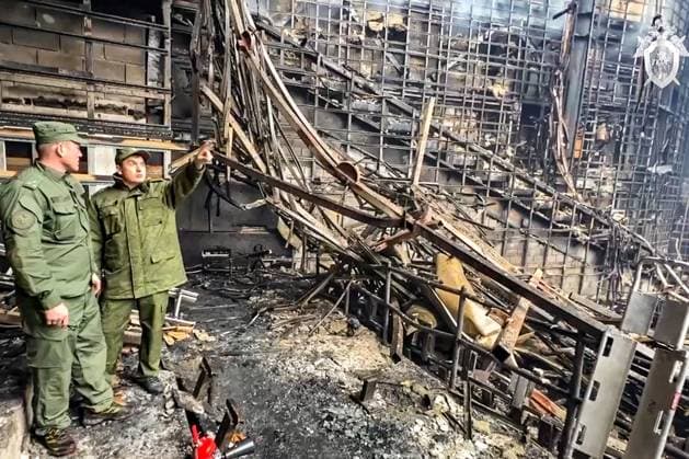 News Themen der Woche KW12 News Bilder des Tages RUSSIA, KRASNOGORSK - MARCH 23, 2024: Russian Investigative Committee officers clear the debris at the Crocus City Hall. On March 22, 2024, unidentified gunmen opened fire before the start of a concert at the Crocus City Hall in the town of Krasnogorsk near Moscow, and set off explosives that started a massive fire in the building. The Russian Investigative Committee reports over 60 people dead, more than 100 wounded. The Islamic State (banned in Russia) claimed responsibility for the attack. Russian Investigative Committee TASS  68473547