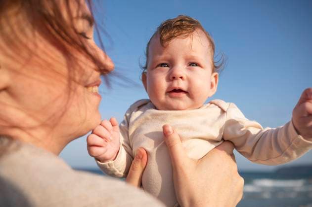 Creative Highlights Symbolbilder Woman playing with daughter at beach on sunny day model released, Symbolfoto, ALKF00995