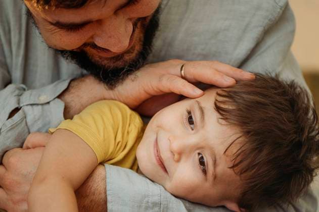 Father stroking son s head at home model released, Symbolfoto property released, ANAF02727