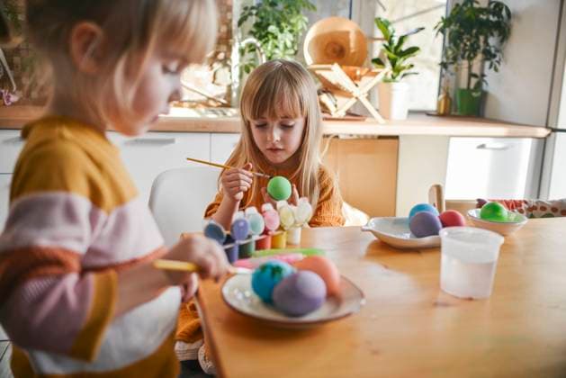 Sisters painting Easter eggs at home model released, Symbolfoto property released, ASHF00058
