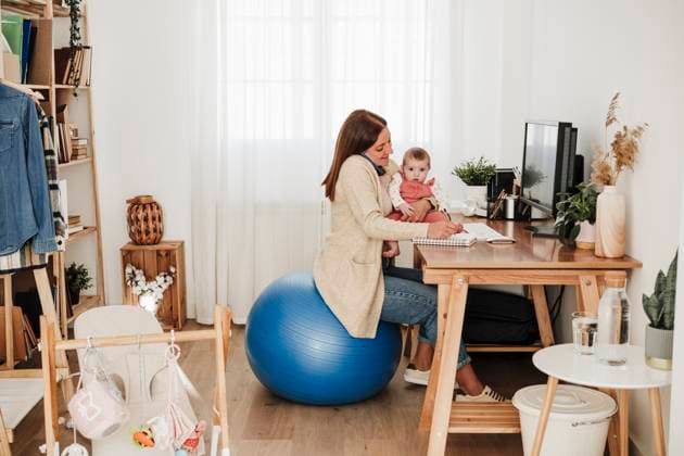 Working mother with baby girl in home office model released, Symbolfoto property released, EBBF08823