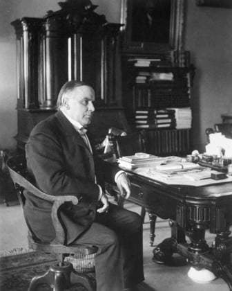 WILLIAM McKINLEY (1843-1901). 25th President of the United States. Photographed at his desk in the White House by Frances B. Johnston, 1898.  Copyright: xGRANGERx xGRANGERx 0090048