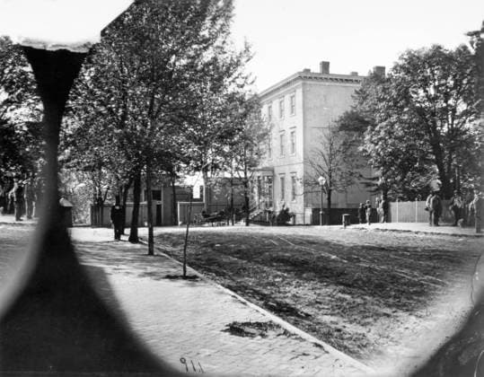 RICHMOND: DAVIS HOME, 1865. Residence of Jefferson Davis, 1201 East Clay Street, Richmond, Virginia. Photographed after the city s capture by the Union Army, 1865.  Copyright: xGRANGERx xGRANGERx 0090537