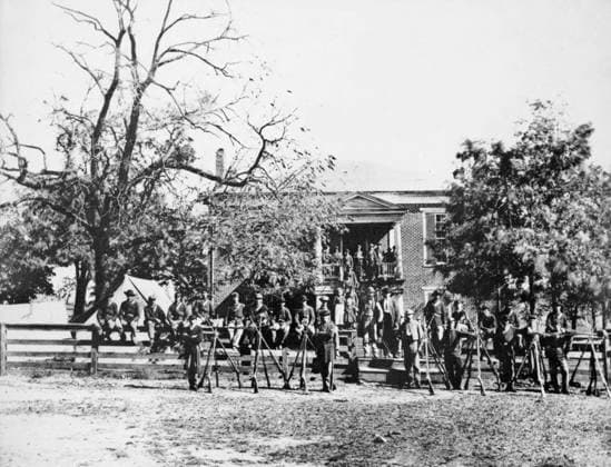 CIVIL WAR: APPOMATTOX. Union soldiers pose for a victory photograph in front of Appomattox Court House following Robert E. Lee s surrender on 9 April 1865.  Copyright: xGRANGERx xGRANGERx 0090660