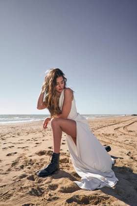 Creative Highlights Symbolbilder Beautiful young woman wearing wedding dress at beach model released, Symbolfoto, VEGF06256