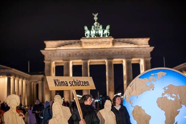 Earth Hour 2024: Licht am Brandenburger Tor erlischt für den Kl, Licht aus für den Klimaschutz. Das Brandenburger Tor in Berlin wurde im Rahmen der Earth Hour 2024 für eine Stunde in Dunkelheit gehüllt. Mit dieser symbolischen Aktion setzen Millionen Menschen weltweit ein Zeichen für mehr Nachhaltigkeit und fordern konsequentes Handeln gegen den Klimawandel, bereits zum 18 Mal. Mehr als 557 Städte haben an der bekannten WWF-Klimaschutzaktion teilgenommen. Berlin Berlin Deutschland *** Earth Hour 2024 Lights at the Brandenburg Gate go out for the climate, lights out for climate protection The Brandenburg Gate in Berlin was shrouded in darkness for one hour as part of Earth Hour 2024 With this symbolic action, millions of people around