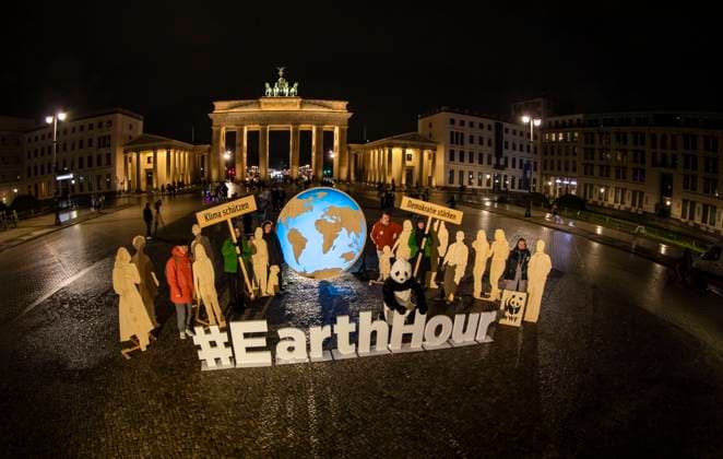 Earth Hour 2024: Licht am Brandenburger Tor erlischt für den Kl, Licht aus für den Klimaschutz. Das Brandenburger Tor in Berlin wurde im Rahmen der Earth Hour 2024 für eine Stunde in Dunkelheit gehüllt. Mit dieser symbolischen Aktion setzen Millionen Menschen weltweit ein Zeichen für mehr Nachhaltigkeit und fordern konsequentes Handeln gegen den Klimawandel, bereits zum 18 Mal. Mehr als 557 Städte haben an der bekannten WWF-Klimaschutzaktion teilgenommen. Berlin Berlin Deutschland *** Earth Hour 2024 Lights at the Brandenburg Gate go out for the climate, lights out for climate protection The Brandenburg Gate in Berlin was shrouded in darkness for one hour as part of Earth Hour 2024 With this symbolic action, millions of people around