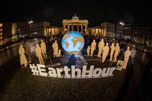 News Themen der Woche KW12 News Bilder des Tages Earth Hour 2024: Licht am Brandenburger Tor erlischt für den Kl, Licht aus für den Klimaschutz. Das Brandenburger Tor in Berlin wurde im Rahmen der Earth Hour 2024 für eine Stunde in Dunkelheit gehüllt. Mit dieser symbolischen Aktion setzen Millionen Menschen weltweit ein Zeichen für mehr Nachhaltigkeit und fordern konsequentes Handeln gegen den Klimawandel, bereits zum 18 Mal. Mehr als 557 Städte haben an der bekannten WWF-Klimaschutzaktion teilgenommen. Berlin Berlin Deutschland *** Earth Hour 2024 Lights at the Brandenburg Gate go out for the climate, lights out for climate protection The Brandenburg Gate in Berlin was shrouded in darkness for one hour as part of Earth Hour 2024 With this symbolic action, millions of people around