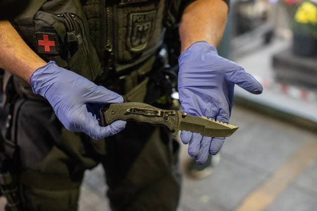 Bilder des Jahres 2024, News 03 März News Themen der Woche KW12 News Bilder des Tages Die Bundespolizei hat zusammen mit der Landespolizei, DB Sicherheit und der Hochbahn am Hamburger Hauptbahnhof in der Samstagnacht die Waffenkontrollzone kontrolliert. Diverse Waffen wurden sichergestellt. *** The Federal Police, together with the state police, DB Sicherheit and Hochbahn, checked the weapons control zone at Hamburg Central Station on Saturday night Various weapons were seized Copyright: xBlaulicht-News.dex
