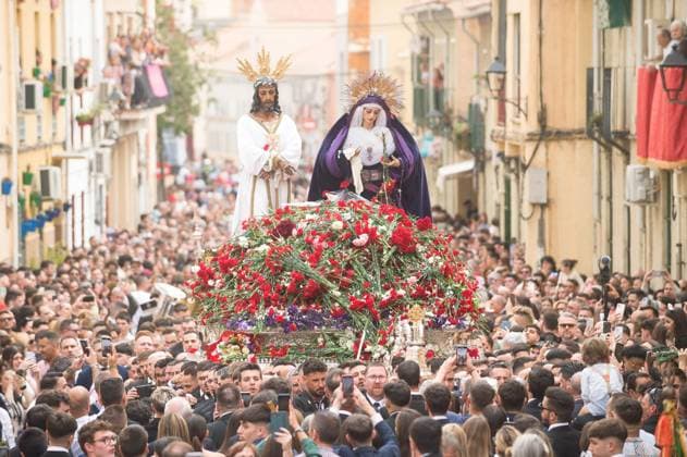 Bilder des Jahres 2024, News 03 März News Themen der Woche KW12 March 23, 2024, Malaga, Spain: A general view shows the statues of Christ and the Virgin of Cautivo brotherhood surrounded by faithful s during a transfer through the streets towards his brotherhood, ahead of the start of the Spanish Holy Week. Thousands of worshippers wait to see the processions with the statues of Christ and the Virgin Mary as part of the traditional Holy Week celebrations. In Andalusia, Easter brings together thousands of people from all over the world and it s considered one of the most important religious and cultural events of the year. Malaga Spain - ZUMAs197 20240323_aaa_s197_203 Copyright: xJesusxMeridax