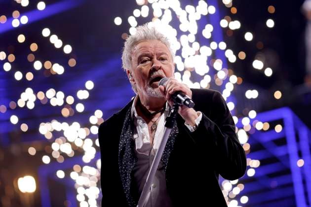 Bilder des Jahres 2024, Entertainment 03 März Entertainment Themen der Woche KW12 Entertaintment Bilder des Tages Sänger Paul Young bei seinem Auftritt bei im Rahmen des Events Die 80er live - Die größte 80er Party der Welt in der Arena auf Schalke. Während der Show wurde bestätigt: Die Party hat einen neuen Weltrekord aufgestellt und gilt mit knapp 45.000 Besuchern offiziell nun als das größte Event seiner Art weltweit. Gelsenkirchen, 23.03.2024 NRW Deutschland *** Singer Paul Young performing at the event Die 80er live Die größte 80er Party der Welt in der Arena auf Schalke During the show it was confirmed The party set a new world record and is now officially the largest event of its kind in the world with almost 45,000 visitors Gelsenkirchen, 23 03 2024 NRW Germany Copyright: xChristophxHardtx