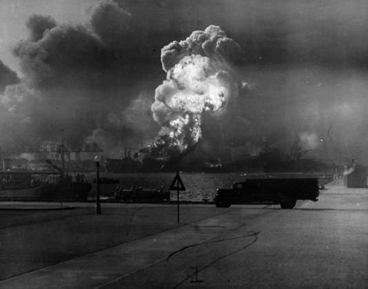 WORLD WAR II: PEARL HARBOR. The USS Shaw in flames following the explosion of its magazine during the Japanese attack on the U.S. naval base at Pearl Harbor, Hawaii, 7 December 1941.  Copyright: xGRANGERx xGRANGERx 0100313