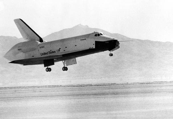 SHUTTLE ENTERPRISE, 1977. The Space Shuttle Enterprise comes in for a landing after completing a flight test at Edwards Air Force Base, California, September 1977.  Copyright: xGRANGERx xGRANGERx 0100944
