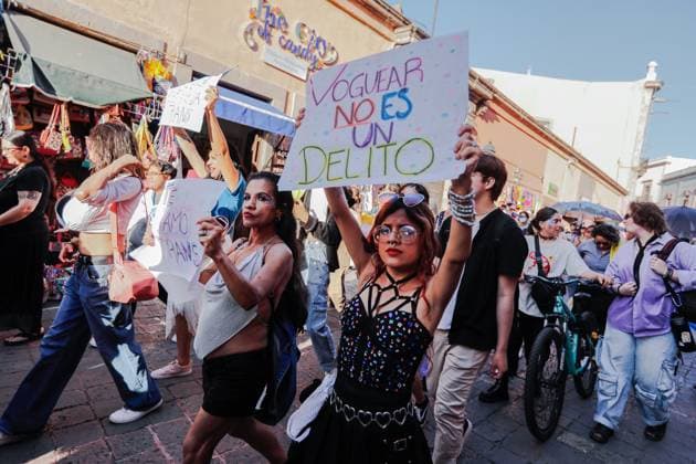 March for Transgender Rights in Queretaro, Mexico - 23 Mar 2024 A group of the transsexual community march with placards during the demonstration. The Transsexual Community March took place on the streets of downtown Queretaro intending to make this sector of society visible. One of the slogans is that the Gender Law, which has been in Congress since last year, be approved and that security and anti-discrimination guarantees be given in Querétaro. Queretaro Mexico Copyright: xCesarxGomezx xSOPAxImagesx _EGR1052