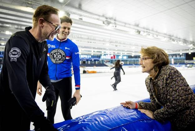 HEERENVEEN - Prince Bernhard, Simon Keizer and Princess Margriet on the Thialf ice rink during the kick-off of De Hollandse 100. The duathlon is held annually to raise money for research into the nature and treatment of lymphoma. ANP KOEN VAN WEEL netherlands out - belgium out  Copyright: xx x494438117x originalFilename: 494438117.jpg