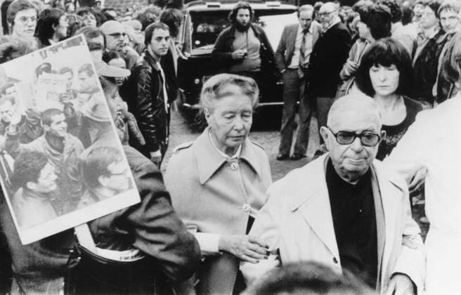 JEAN-PAUL SARTRE (1905-1980). French philosopher, novelist, and dramatist. Sartre (front, center) and Simon de Beauvoir attending the funeral of the author and activist Paul Goldman at Paris, 1979.  Copyright: xGRANGERx xGRANGERx 0108756