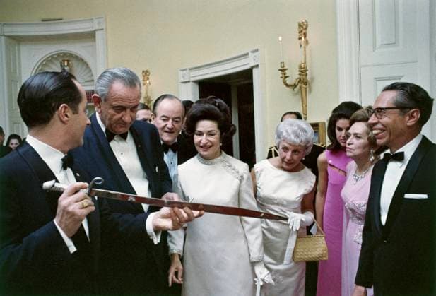 JOHNSON & ORDAZ, 1967. President Lyndon B. Johnson and his wife, Lady Bird, entertaining former President of Mexico, Díaz Ordaz, in the Yellow Oval Room at the White House in Washington, D.C., 1967. Vice President Hubert H. Humphrey and his wife, Muriel, admire a sword that was given as a gift.  Copyright: xGRANGERx xGRANGERx 0113091