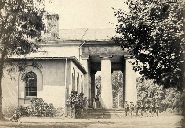 ARLINGTON HOUSE, 1864. Union soldiers standing outside the portico of Arlington House, the former home of Confederate General Robert E. Lee. Photograph by Andrew Russell, 1864.  Copyright: xGRANGERx xGRANGERx 0114842
