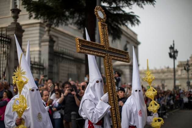 Bilder des Jahres 2024, News 03 März News Themen der Woche KW12 News Bilder des Tages March 24, 2024, Madrid, Madrid, Spain: A penitent holds a large cross at the exit of Madrid s La Almudena Cathedral, during the La Borriquita Palm Sunday procession in Madrid. Madrid Spain - ZUMAs296 20240324_znp_s296_001 Copyright: xLuisxSotox