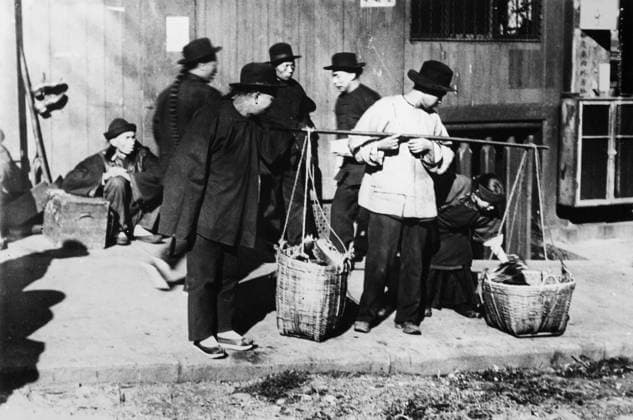 SAN FRANCISCO: CHINATOWN. A Chinese peddler in Chinatown, San Francisco, California. Photographed by Arnold Genthe, early 20th century.  Copyright: xGRANGERx xGRANGERx 0117410