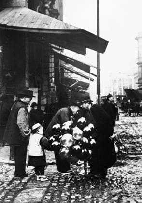 SAN FRANCISCO: CHINATOWN. A balloon salesman appealing to a child in Chinatown, San Francisco, California. Photographed by Arnold Genthe, early 20th century.  Copyright: xGRANGERx xGRANGERx 0117416