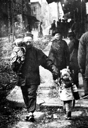 SAN FRANCISCO: CHINATOWN. Pedestrians on a street corner in Chinatown, San Francisco, California. Photographed by Arnold Genthe, early 20th century.  Copyright: xGRANGERx xGRANGERx 0117426