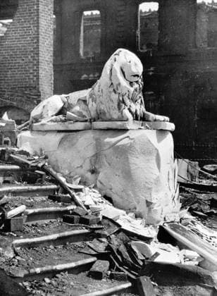 SAN FRANCISCO EARTHQUAKE. A lion statue intact and surrounded by rubble, following the earthquake of 18 April 1906. Photograph by Arnold Genthe, April 1906.  Copyright: xGRANGERx xGRANGERx 0119495