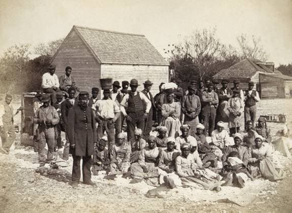 FREED SLAVES, 1862. A Union soldier with the slaves of Confederate general Thomas Fenwick Drayton, on Drayton s plantation in Hilton Head, South Carolina, during the American Civil War. Photographed by Henry P. Moore, May 1862.  Copyright: xGRANGERx xGRANGERx 0120449