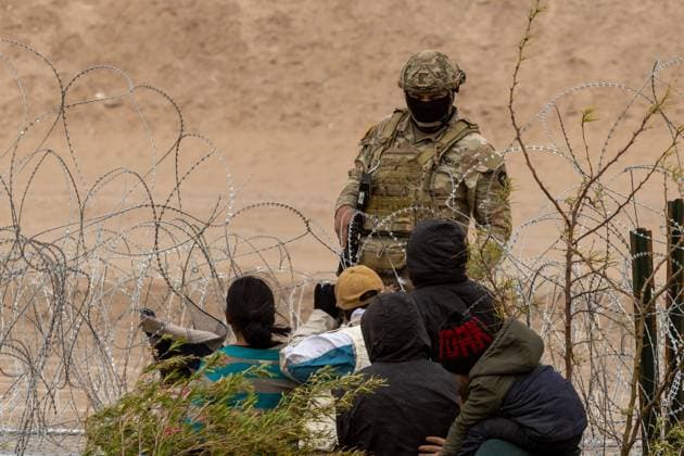 March 24, 2024: Hundreds of people remain gathered along the Rio Grande, right on the border between Mexico and the United States. Migrants have set up a camp to rest, while some attempt to cross the border unnoticed by the Texas National Guard, hoping to surrender to Border Patrol agents to initiate the asylum application process or be processed under immigration laws - ZUMAp241 20240324_zip_p241_006 Copyright: xDavidxPeinadox