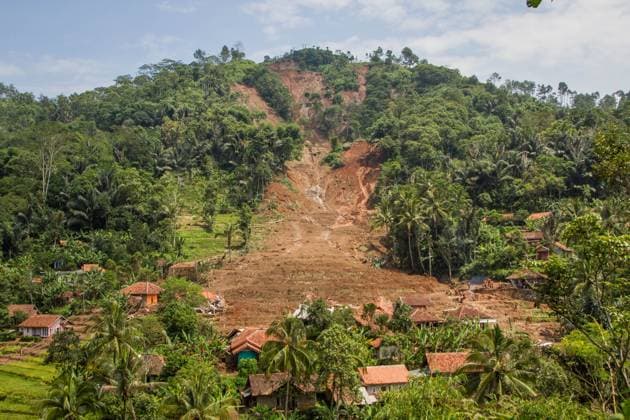 Bilder des Jahres 2024, News 03 März News Themen der Woche KW13 News Bilder des Tages March 25, 2024, Bandung, West Java, Indonesia: General view of landslides that hits in Cigintung Village, Cibenda, West Bandung Regency. Heavy rains on Sunday, 24 March caused flash floods and landslides that damaged 30 houses, 350 people displaced and 10 people still missing, Regional Disaster Management Agency said. Bandung Indonesia - ZUMAs281 20240325_zip_s281_014 Copyright: xAlgixFebrixSugitax