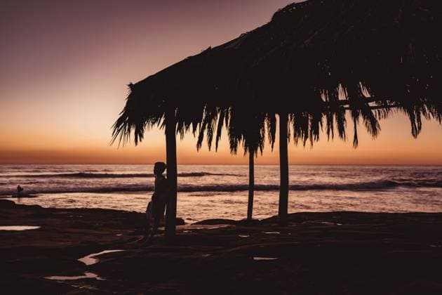 Silhouette of boy with the ocean and sunset in the background United States, California, San Diego CR_CHDO24032266-1361196-01 ,model released, Symbolfoto