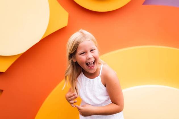 Creative Highlights Symbolbilder Smiling young girl playing with her hair and colorful background United States, California, San Diego CR_CHDO240322E3-1358453-01 ,model released, Symbolfoto