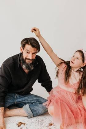 Young girl sprinkles glitter on top of her dad s head Sioux Falls, South Dakota, United States R_ASWE240321-1369538-01 ,model released, Symbolfoto
