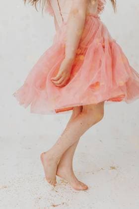 Creative Highlights Symbolbilder Close up of young girl twirling in pink dress while glitter falls Sioux Falls, South Dakota, United States R_ASWE240321-1369541-01 ,model released, Symbolfoto