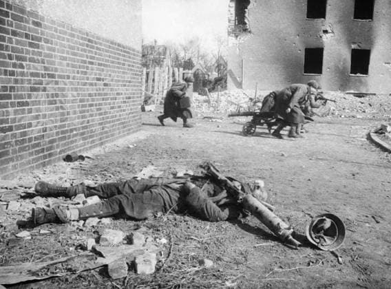 WWII BATTLE DEAD MAN GUN 5337 16.04.1945 Soviet soldiers fighting on a street in Berlin. Ryumkin Sputnik Berlin Germany  Copyright: xRyumkinx