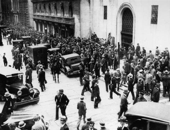 WALL STREET CRASH, 1929. Crowds gathered outside the New York Stock Exchange on Wall Street as stock prices collapse, late October 1929.  Copyright: xGRANGERx xGRANGERx 0129585