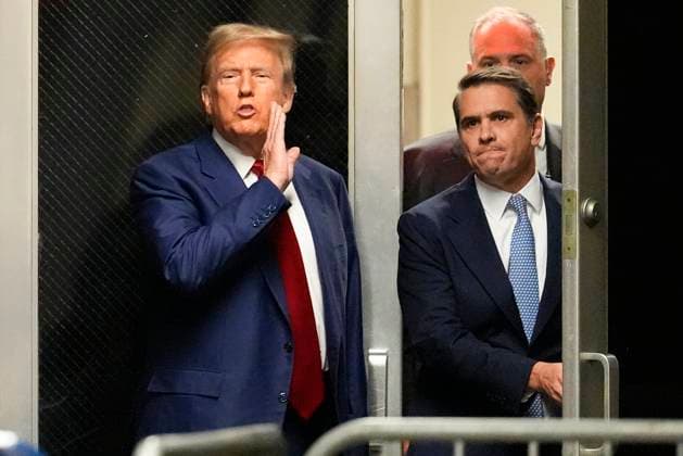 Bilder des Jahres 2024, News 03 März News Themen der Woche KW13 News Bilder des Tages Former U.S. President Donald Trump speaks from the hallway outside a courtroom where he is attending a hearing in his criminal case on charges stemming from hush money paid to a porn star in New York City on March 25, 2024. Pool  NYX20240325817 MaryxAltaffer
