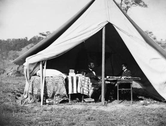 LINCOLN & MCCLELLAN, 1862. President Abraham Lincoln meeting with General George B. McClellan on the battlefield at Antietam, Maryland. Photograph by Alexander Gardner, 1862.  Copyright: xGRANGERx xGRANGERx 0163160