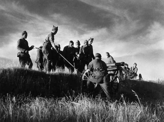 SPANISH CIVIL WAR, c1937. Soldiers hoisting a cannon onto a hill during the Spanish Civil War. Photograph by James Abbe, c1937.  Copyright: xGRANGERx xGRANGERx 0167097