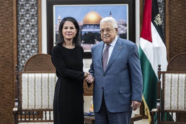 News Themen der Woche KW13 News Bilder des Tages Bundesauâˆöüenministerin Annalena Baerbock reist vom 24.-26.03.2024 in die Republik Aegypten, nach Israel und in die Paelaestinensischen Gebiete Gespraech mit dem Praesidenten der Palaestinensischen Autonomiebehoerde Mahmud Abbas in Ramallah am 25.03.2024. Ramallah Palaestinensische Gebiete *** Federal Minister of Foreign Affairs Annalena Baerbock travels to the Republic of Egypt, Israel and the Palestinian Territories from 24 26 03 2024 Talks with the President of the Palestinian Authority Mahmoud Abbas in Ramallah on 25 03 2024 Ramallah Palestinian Territories Copyright: xDominikxButzmannxAAxphotothek.dex