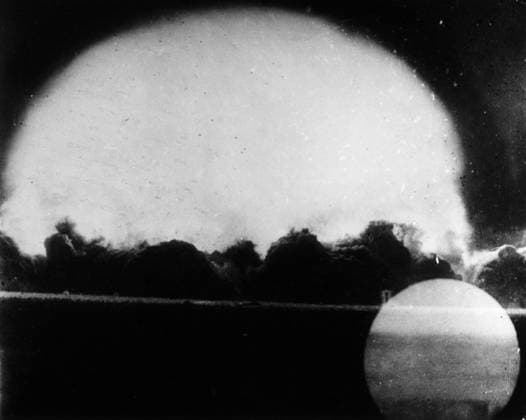 FIRST ATOMIC BOMB, 1945. Photograph of the first atomic bomb explosion at Alamogordo, New Mexico, 16 July 1945.  Copyright: xGRANGERx xGRANGERx 0171987