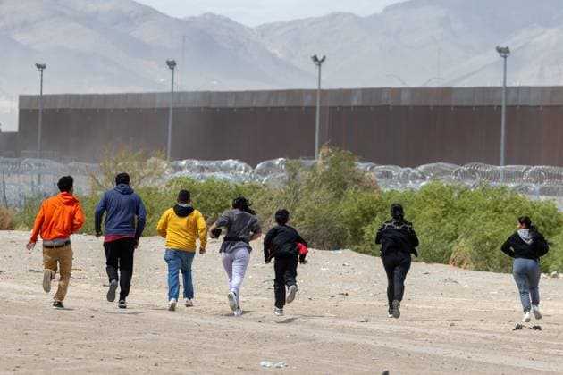 March 25, 2024: Several migrants run towards the Rio Grande with the intention of crossing into the United States to seek asylum - ZUMAp241 20240325_zip_p241_002 Copyright: xDavidxPeinadox